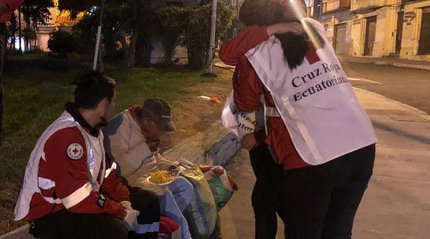Miembros de la Cruz Roja salen a dar ayuda. Foto: Ana Guerrero / ÚN