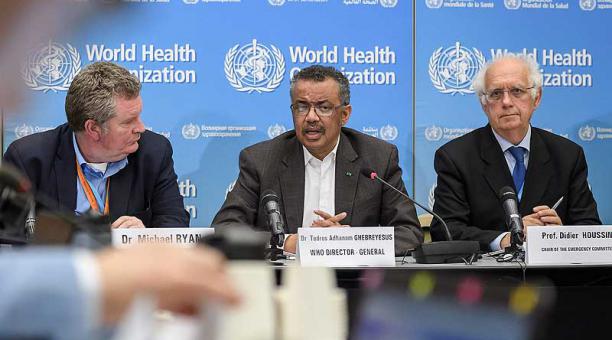Tedros Adhanom Ghebreyesus (centro), director general de la OMS, declaró la alerta, que había descartado hace una semana. Foto: AFP