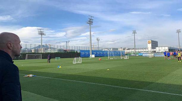 La foto de la polémica: Cruyff en el entrenamiento de los juveniles de Barcelona. Foto: Twitter Jordi Cruyff