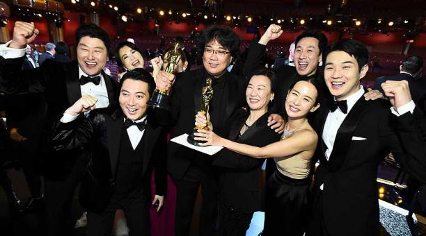 'Parásitos' se llevó cuatro estatuillas, incluida la de mejor filme internacional, guión original y director para Bong Joon-ho. Foto: AFP