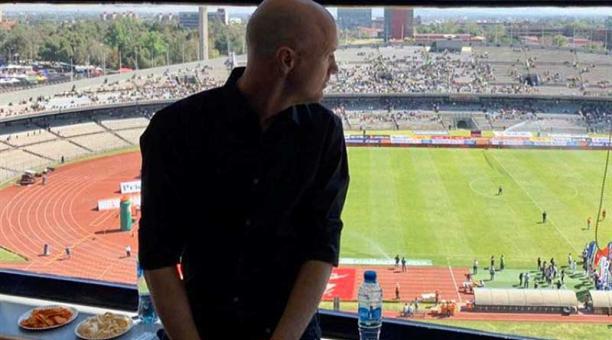 Cruyff observa la cancha del Olímpico de México. Foto: Twitter Jordi Cruyff