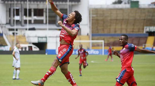Luis Congo celebra uno de los goles que marcó ante Liga de Portoviejo. Foto: Diego Pallero / ÚN