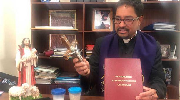 El padre José Alberto Lizano muestra los artículos que usa para exorcizar demonios. Foto: Bettry Beltrán / ÚN