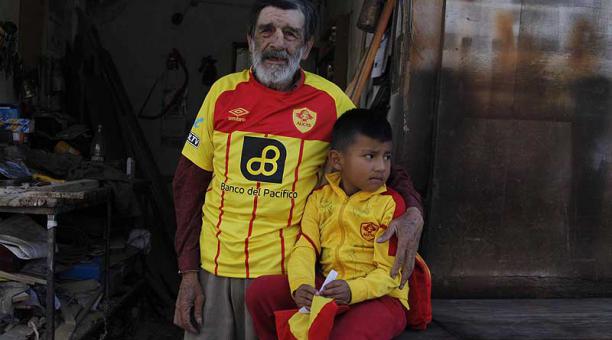 Luis Villacís y Joel Jetacama lucen sus camisetas orientales, en el taller de carpintería de la familia en Solanda. Foto: Galo Paguay / ÚN