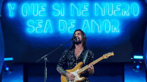 El cantante, compositor y músico colombiano Juanes durante el concierto en el parque de Santa Catalina de la capital grancanaria. Foto: EFE