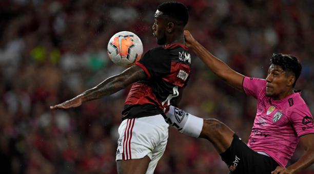 Gerson, de Flamengo, en la disputa de un balón con Luis Segovia, en el partido jugado anoche en el estadio Maracaná. Foto: AFP