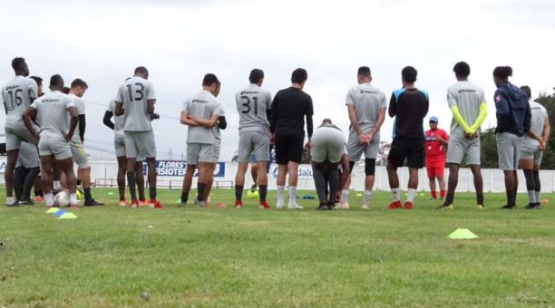 t0omado del deportivo quito  El plantel del Dep. Quito en una práctica en el complejo Ney Mancheno.