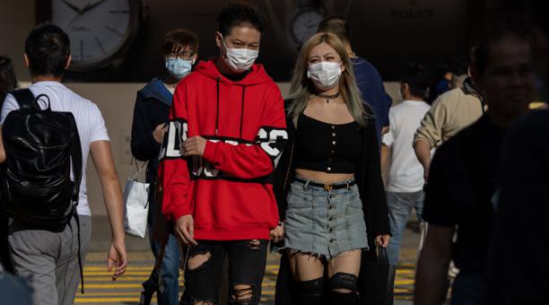La gente usa máscaras faciales en Mongkok, Hong Kong, China, el 25 de febrero de 2020