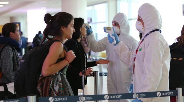Paramédicos controlan la temperatura de los pasajeros en el aeropuerto. Foto: Vicente Costales / ÚN