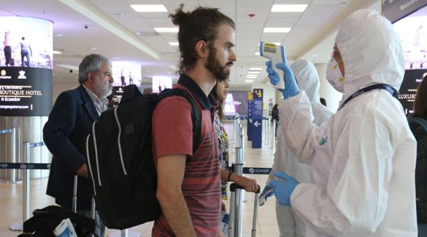Los controles se intensifican en los aeropuerto del Ecuador ante la confirmación de casos de coronavirus en el país. Foto: Vicente Costales / EL COMERCIO
