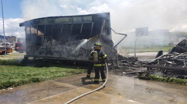 El aula incendiada estaba en un patio, junto a canchas deportivas. Foto: Cortesía Cuerpo de Bomberos de Quito