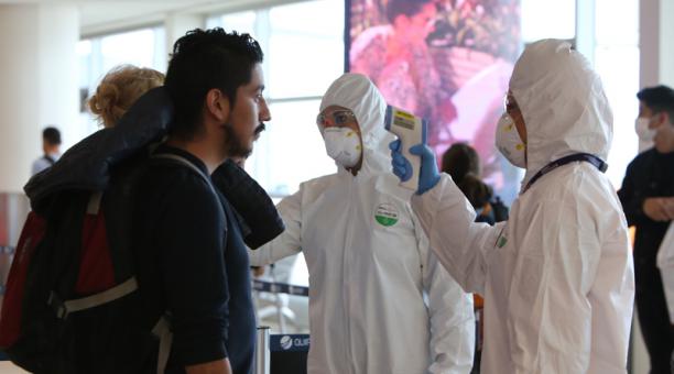 Los controles en los aeropuertos del país se incrementaron tras la confirmación del coronavirus en el Ecuador. Foto: Vicente Costales / EL COMERCIO