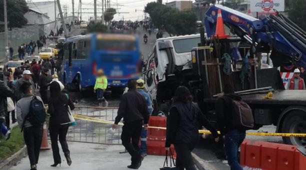 deja heridos en el sur de Quito 4314 El accidente entre un bus y un camión dejó cuatro heridos este 10 de marzo del 2020 en el sur de Quito. Foto: Cortesía