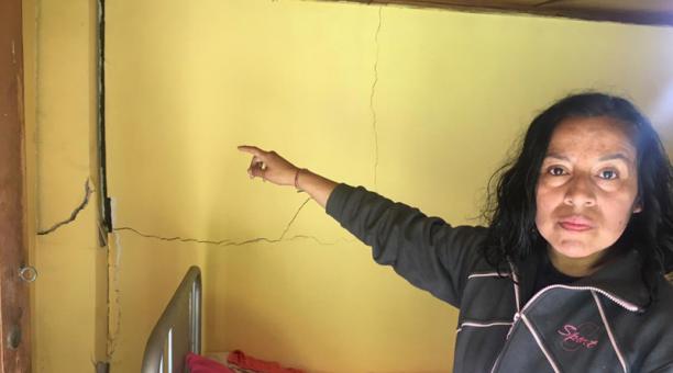ónica Oñate señala daños dentro de la casa de su madre, Martha Sandoval. Foto: Diego Bravo / ÚN