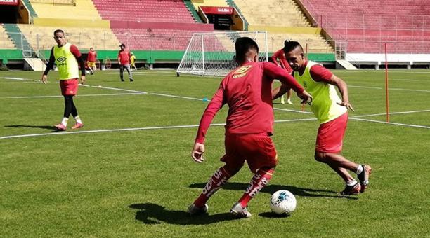 Un entrenamiento de Aucas en el estadio Gonzalo Pozo Ripalda, en el sur de Quito, previo al torneo local. Foto: Tomada de Aucas