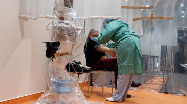 La atención en hospitales debe reservarse para los casos más severos del covid-19. Foto: Caroline Blumberg / EFE