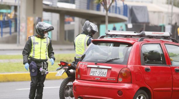 En la ciudad, los agentes de tránsito verificarán que la gente no incumpla el Hoy no circula. Foto: Diego Pallero / UN