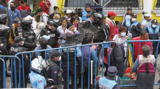 Operativo de control de la AMC e Intendencia de policia en el mercado Las Cuadras a vendedores informales que se tomaron la vereda de la Av Mariscal Sucre sector de Chillogallo. Foto: Eduardo Terán / UN