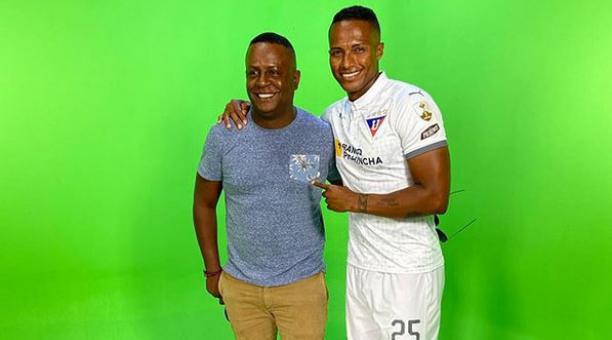 Antonio Valencia y Luis Bolaños posan antes de la ceremonia de foto oficial en Liga