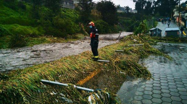 La crecida del río Caupicho provocó inundaciones en el sur de Quito.