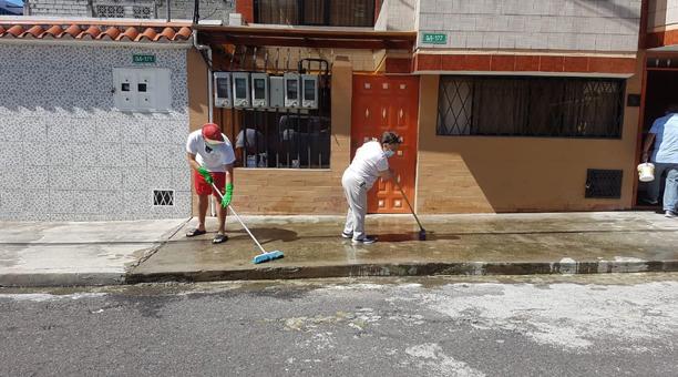 Los vecinos de Barrionuevo se encargan de limpiar el frente de su casa.
