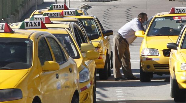 Los taxistas laboran con restricciones en cuanto a días y horas de trabajo.