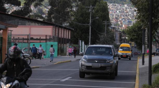 En la avenida Ajaví, sector de Solanda (sur de Quito),  hay dispositivos para las fotomultas.