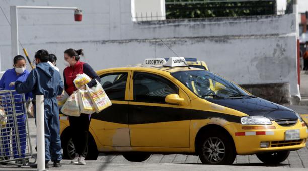 Los taxis podrán dar servicio hasta el domingo y con nuevo horario de toque de queda, que va de 21:00 a 05:00. Foto: Diego Pallero / ÚN