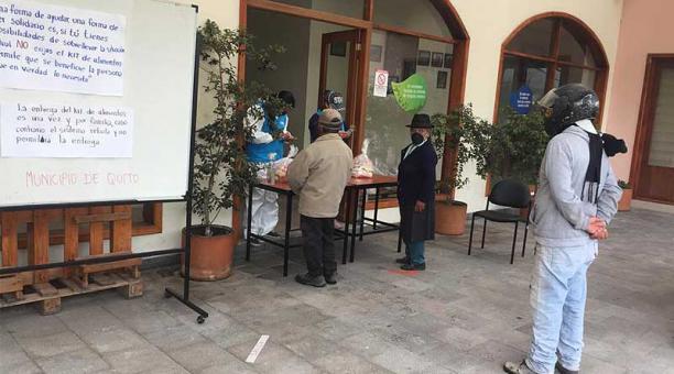 Las personas inscritas en la plataforma del Patronato San José fueron las beneficiarias de los kits y la entrega se la realizó puerta a puerta. Foto: cortesía Municipio de Quito