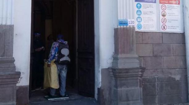 A la entrada de la iglesia de Santo Domingo, en el Centro, se debe desinfectar los zapatos. Ahí también le toman la temperatura. Cortesía