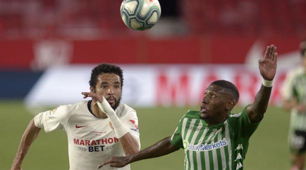 El jugador del Sevilla Youssef En-Nesyri (izq.)  disputa la pelota contra Emerson Aparecido del Real Betis el 11 de junio del 2020. Foto: AFP