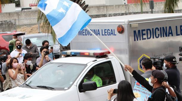 El cadáver de Carlos Luis Morales,  hasta ayer (22 de junio del 2020) prefecto del Guayas, fue llevado a Medicina Legal. Foto: Mario Faustos / ÚN