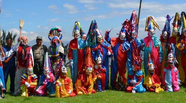 Los payasos son parte esencial en los bailes por San Juan Bautista en Cumbayá y también en Tumbaco. Cortesía