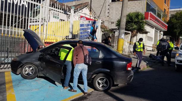 El vehículo en el que iban los sospechosos chocó en la Cuero y Caicedo. Cortesía Policía Nacional