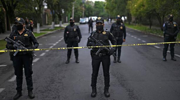 Oficiales de Policía cercan el área donde se produjo el atentado a Omar García el 26 de junio del 2020. Foto: AFP