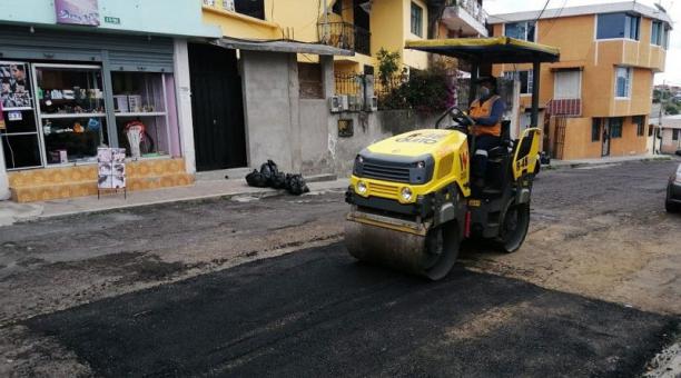 Según el tipo de arreglo se usan diferentes equipos, como el rodillo (foto) en calles pequeñas. Cortesía Municipio de Quito / ÚN