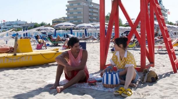 Un grupo de adolescentes traba amistad cuando se encuentran de vacaciones en las playas de Riccione (Italia), mientras se enfrenta a las vicisitudes del amor.