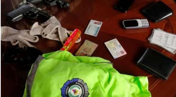 Entre las evidencias recogidas hay armas, celulares y casacas verdes como las de los policías. Foto: Cortesía Policía Nacional