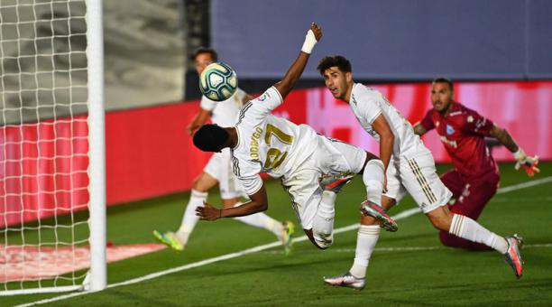 Rodrygo (c), del Real Madrid, salta para definir ante Alavés en el fútbol de España el 10 de julio del 2020. Foto: AFP