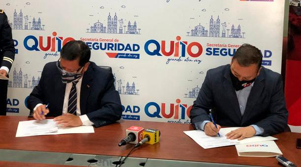 César Díaz, secretario de Seguridad y Gobernabilidad del Municipio de Quito (izq.), y Juan Zapata, director General del ECU 911, firman el convenio de cooperación.