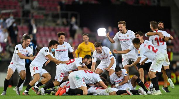 Los jugadores del Sevilla festejan el título obtenido en la final de la UEFA Europa League ante el Inter de Milán, el 21 de agosto del 2020. Foto: AFP