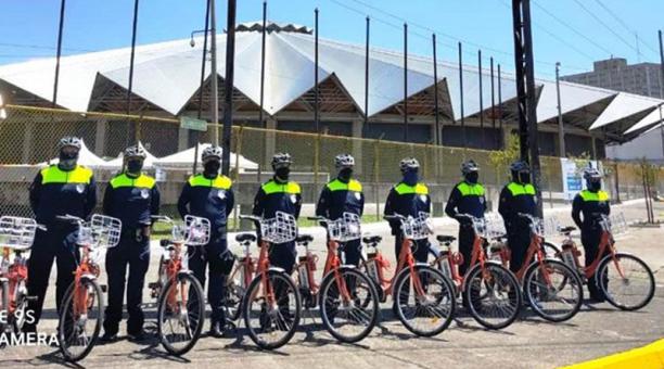 Los agentes, con todas las de ley, vigilan la seguridad de ciclistas y peatones de las ciclovías de Quito. Foto: cortesía AMT