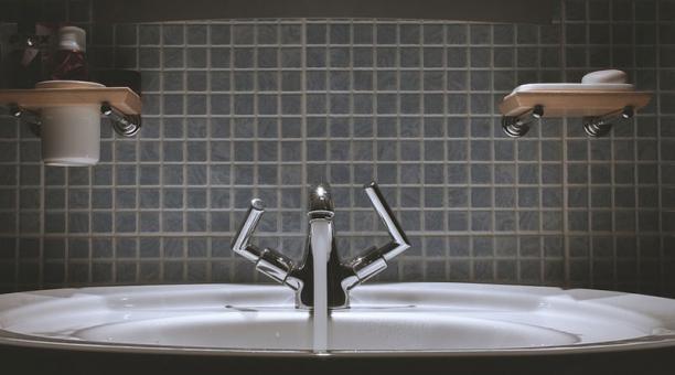 Una buena alternativa es instalar el papel pintado en la pared del lavabo para un toque chic. Foto: Pixabay