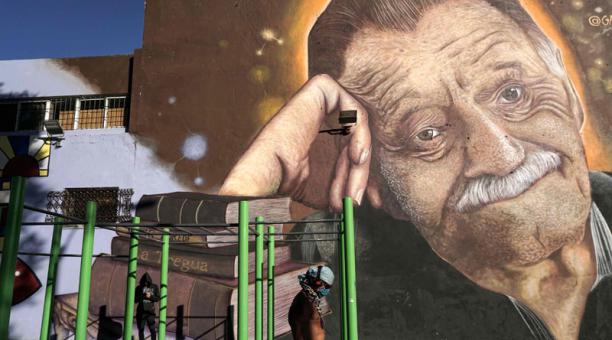 Un hombre se ejercita en un parque frente a un mural del escritor uruguayo Mario Benedetti, en Montevideo. Este 14 de septiembre el escritor, fallecido en el 2009, hubiera cumplido 100 años. Foto: AFP