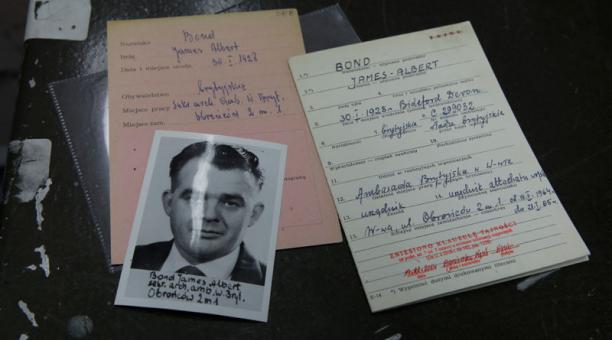 Los documentos archivados del agente británico James Albert Bond, revelados en Polonia. Foto: Kacper Pempel/ Reuters
