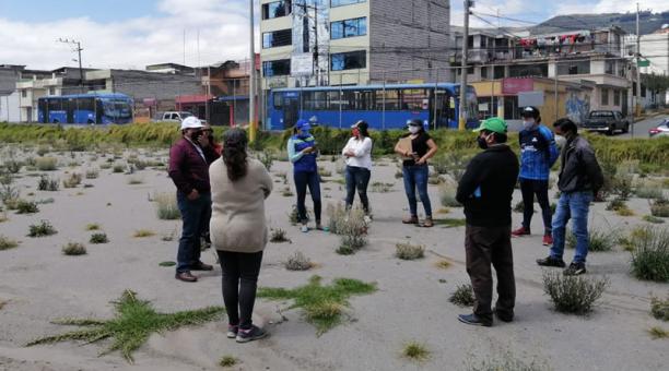 Una inspección se dio en la liga barrial 23 de Mayo, en Chillogallo. Las canchas tienen brotes de maleza. Fotos: Cortesía Municipio de Quito
