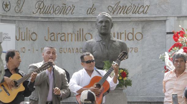 Cantantes al pie de la tumba de JJ, en Guayaquil. Foto: archivo / ÚN