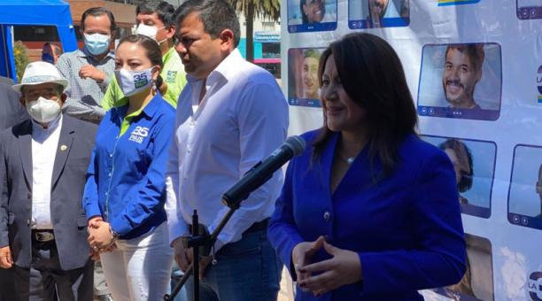La plana mayor de AP acudió al CNE para inscribir a su binomio, Ximena Peña-Patricio Barriga. Foto: Patricio Terán/ ÚN