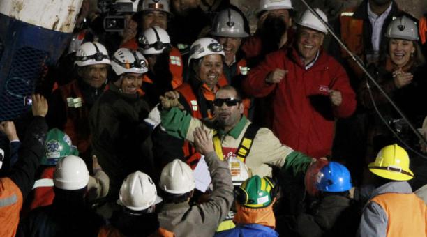 Uno de los rescatados hace 10 años celebra su ascenso en una cápsula. Foto: Reuters