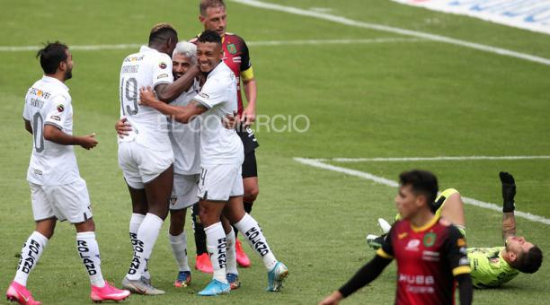 Sornoza, Martínez Borja y ‘Choclo’ Quintero felicitan a Muñoz, autor de dos goles en el triunfo. Foto: Julio Estrella/ ÚN
